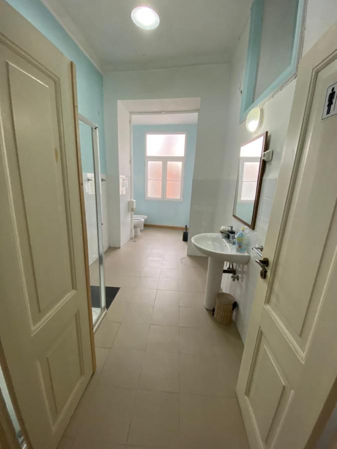 Relax Chiado 3 - Cute Little Double Room With Shared Bathroom Lissabon Buitenkant foto