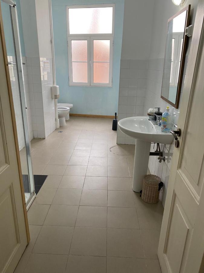 Relax Chiado 3 - Cute Little Double Room With Shared Bathroom Lissabon Buitenkant foto